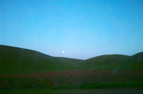 Dusk; moonrise. 5 april 2012 postgutenberg@gmail.com