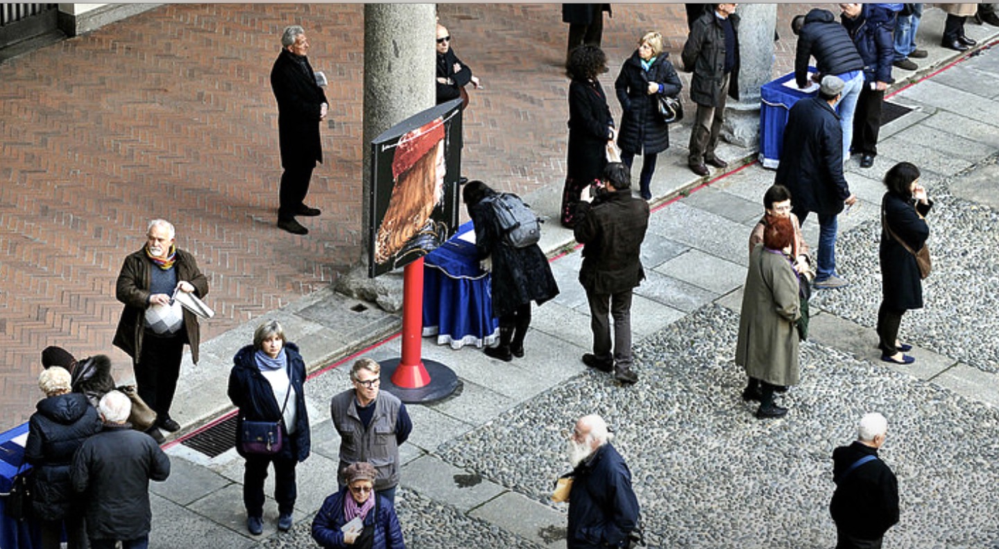 Photographs of mourners at Castello Sforzesco (Sforza Castle): Comune di Milano, with thanks to our peerless detective MIL22 